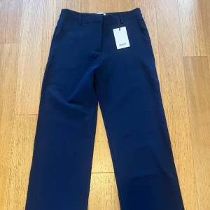 Kostymbyxor madlady - Super snygga oanvända mid waist raka kostym byxor från madlady!!🥰🎀 mörk blå färg, strl L men passar perfekt för även M. Längd 32, lite för långa för mig som är ca 165 cm, men skulle nog passa perfekt för någon längre än mig!🥰🥰