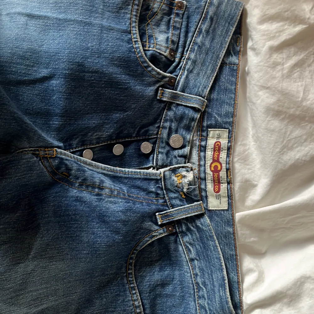 Lågmidjade vintage jeans från crocker jeans co. Säljer dessa pga för små. Lite ” upprivet ” vid knapphålet, men ingenting som stör eller ser fult ut! Passar som S. Pris kan alltid diskuteras!💕. Jeans & Byxor.