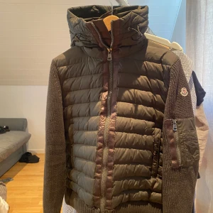 Moncler cardigan grön - Moncler cardigan grön äkta. Väldigt fint skick och passar som M. Jag säljer den för har nu stil