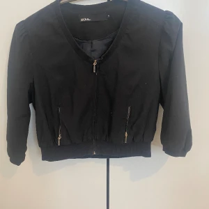 Kort ärmad jacka storlek 38 från zoul  - Nytt suck. Använd typ tre gånger. Storlek 38 men passar barn från. 12 och upp beroende på.