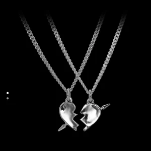 Maria Nilsdotter halsband - Säljer mitt Maria Nilsdotter halsband i längd 50. Det har knappt kommit till användning så är som i nyskick! 