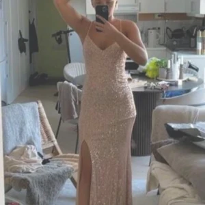 Balklänning  - Säljer min oanvända balklänning eftersom jag valde en annan istället!🥰🥰