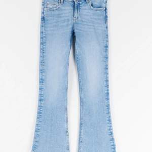 Super snygga låg midjade jeans i storlek 158 från Ginayoung i nyskick 💙. Skriv för fler bilder 💙 Pris kan diskuteras men ha i åtanke att de är i nyskick 💙