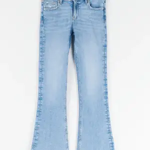 Super snygga låg midjade jeans i storlek 158 från Ginayoung i nyskick 💙. Skriv för fler bilder 💙 Pris kan diskuteras men ha i åtanke att de är i nyskick 💙