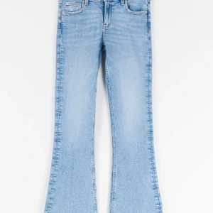 Låg midjade jeans GinaYoung 158 - Super snygga låg midjade jeans i storlek 158 från Ginayoung i nyskick 💙. Skriv för fler bilder 💙 Pris kan diskuteras men ha i åtanke att de är i nyskick 💙
