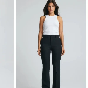 Byte!!! - Mina kostymbyxor från bikbok i modellen Vilma, storlek 34 är för små för mig så tänkte kolla om någon vill göra byte till ett par i storlek 36. Eftersom mina är för små för mig är de knappt använda och i bra skick, förväntar mig bra skick på bytet💞💞