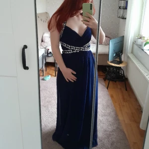 Balklänning  - Säljer denna fina marinblåa klänning då den ej kommer till användning. Är använd vid 2 tillfällen. Knyts bak i nacken