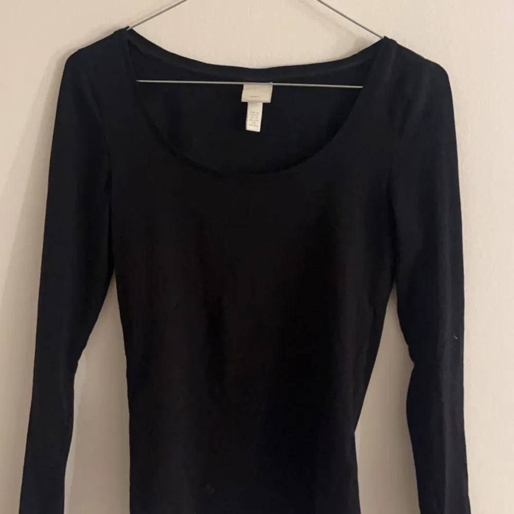 Två väldigt lika svarta tajta tröjor från h&m, tröjan på bild 1 och 2 och samma tröja, bild 3 är en väldigt liknande tröja men skriv gärna för fler bilder, säljer för 90kr st!😊. Tröjor & Koftor.