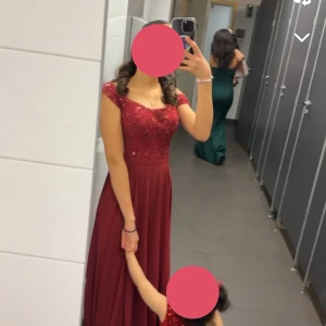 Balklänning / festklänning  - Säljer min jätte fina klänning från dressroom , då den ej kommer komma till någon användning . Den är i god skick då jag endast använt den 1 gång . Storlek : 32 jag är 155 och hade på mig klackar som va ca 5 cm långa ! 