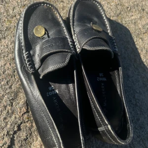 Loafers svarta - Loafers i svart skinn, 38 men passar 37 bättre!