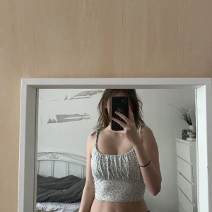 Linne med fjärilsmönster - Kan justera banden genom att knyta där uppe. Har inte blivit så använt,  mest haft det hemma då det är väldigt bekvämt. 