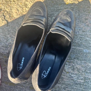 Svarta pumps i skinn - Rejäl men högklackade skinnskor från Rizzo. Använda men fint skick!