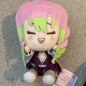 Demon slayer mitsuri plushie - Mitsuri plushie i perfekt skick! Hör av dig vid intresse!