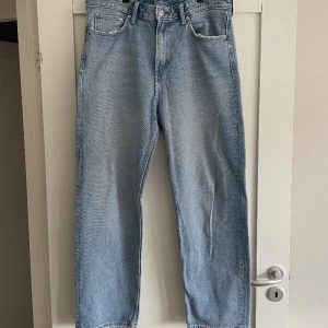 H&M loose fit jeans  - Storlek 34/32 Skick (är lite slitna vid fötterna se bild 3)  