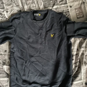 Lyle scott sweatshirt  - Säljer då den inte kommer till användning men är fortfarande i ett bra skick.