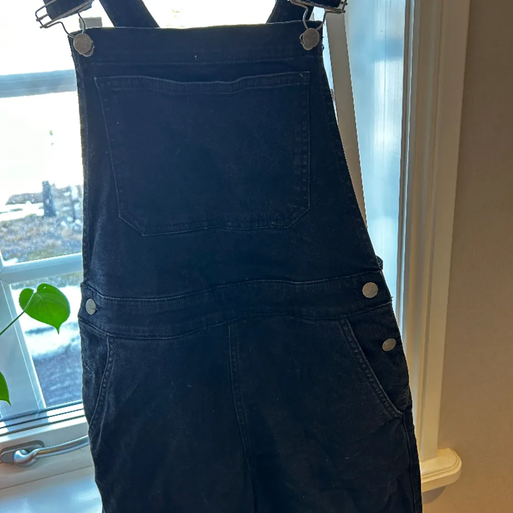 Superfina hängselbyxor från NA-KD, byxslutet är distressed. Jeans & Byxor.
