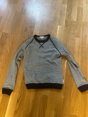 Moncler tröja  - Moncler tröja. storlek s men passar mer xs (liten i stoleken). Sparsamt använd, superfint skick. Självklart äkta 