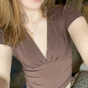 Topp - Snygg brun topp som funkar lika bra till vardag som till fest! Använd ett fåtal tillfällen