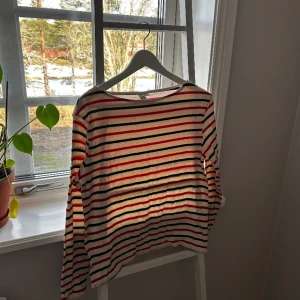 Randig tröja &other stories - Så fin somrig tröja i superfint skick, sparsamt använd, blå och vitrandiga på en krämvitbakrund💕