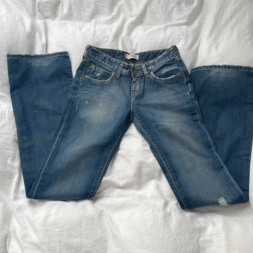 Så snygga, Levis jeans, midjemått 36cm inerbenslängden 88cm, pris går att diskutera❤️❤️skriv för mått. Jeans & Byxor.