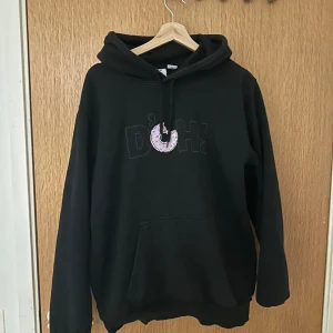 Hoodie - Säljer nu min riktigt feta Hoodie som är köpt från adidas. Den är köpt från adidas, skicket på den är bra skulle säga 8/10🍩