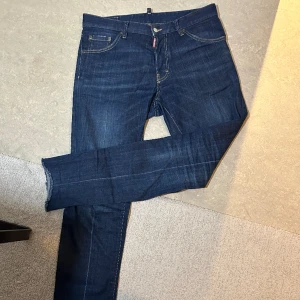 DSQUARED2 jeans - DSQUARED2 jeans i jättefint skick. Varsamt använda. Nypris 2700. 