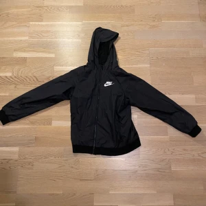 NIKE WINDBREAKER - En härlig windbreaker till våren o hösten. Liten för mig. Nypris är ungefär 800kr mittt pris är 350kr men vid snabb affär kan det sänkas. Hör av er vid minsta lilla🤝