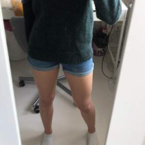 Säljer ett par blåa highwaist shorts i strl. XS från Gina Tricot. Köptes våren 21 och använd till sommaren 21. Har de senaste åren bara legat i garderoben.