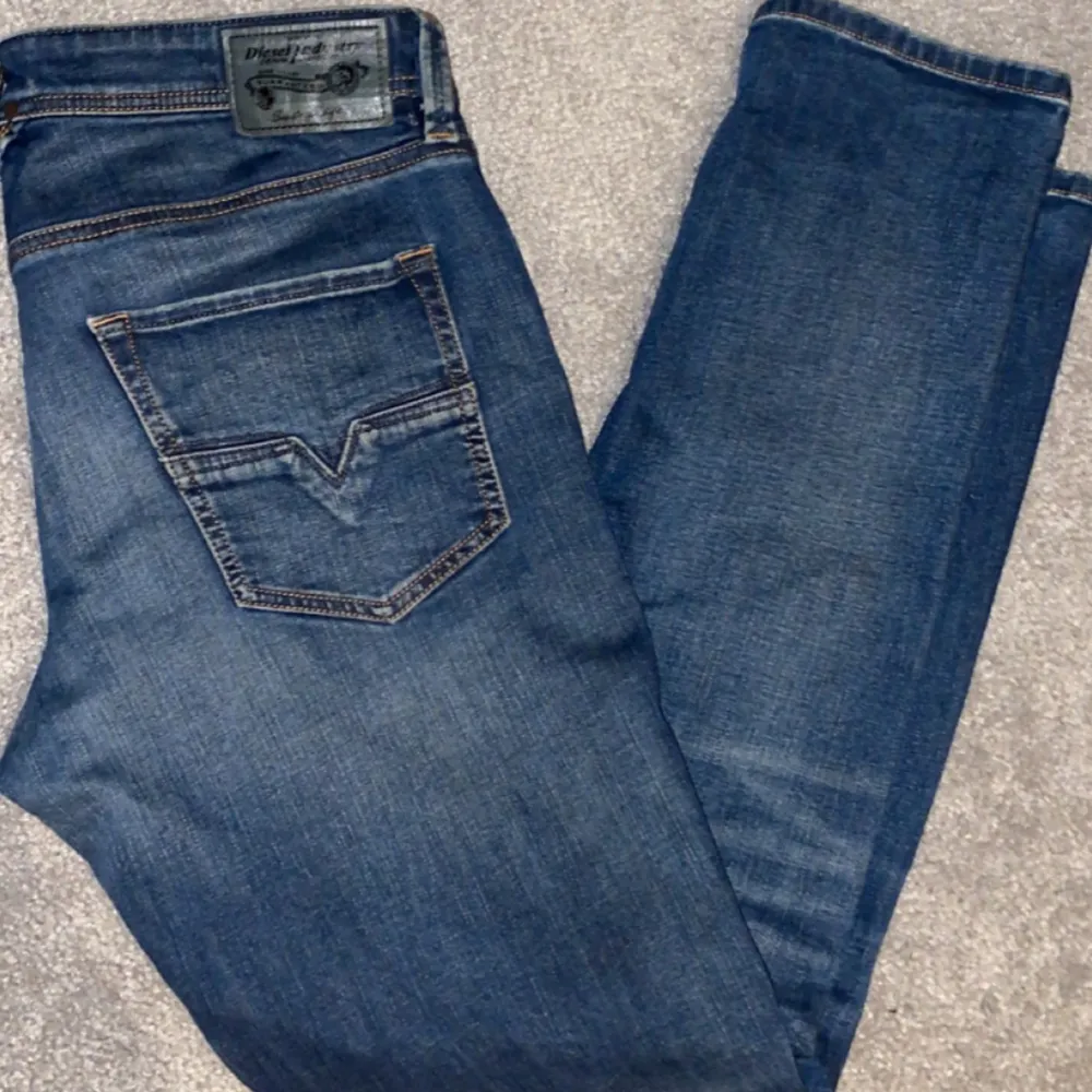Nästintill helt nya diesel jeans använda 2 gånger, snygga i ett skönt material. Hör av er vid frågor eller intresse. Jeans & Byxor.