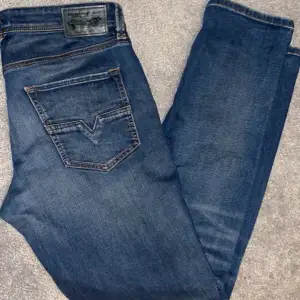 Nästintill helt nya diesel jeans använda 2 gånger, snygga i ett skönt material. Hör av er vid frågor eller intresse
