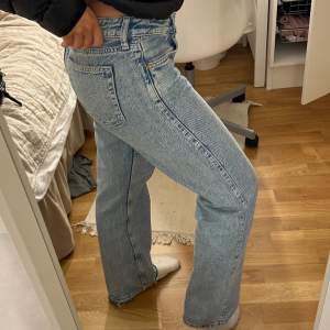 Snygga weekday jeans som är i superbra skick! Sitter som en smäck och är bekväma🩷 nypris 590kr 