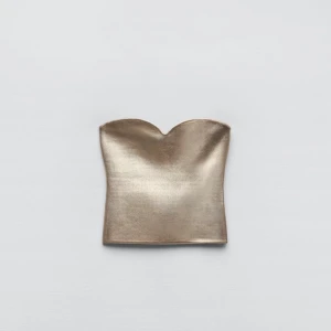 Zara guldig tubtopp - Säljer denna superfina guldiga tubtopp från zara i storlek S då den tyvärr var alldeles för liten för mig. Den är helt oanvänd, endast testad ett fåtal gånger. 🤍🤍