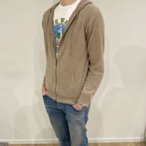 David cashmere - Tja ! Säljer nu denna ass snygga 💯% Kashmir zip hoodin från David cashmere🐑ny pris 2799kr mitt pris 1450😇 storlek M, tveka inte på att höra av er vid frågor eller funderingar 🙌🏻🔥💯