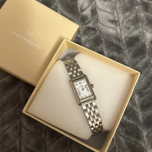 Mockberg klocka  - Säljer min Mockberg klocka i silver då jag fick en ny. Den är helt oanvänd för när jag fick den så funkade den inte och därför fick jag en ny så säljer nu den här då den inte kommer till användning. Nypris 1599kr.Går säkert att lämna in den och laga.