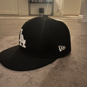 New Era - Keps i storlek 56.8cm, original pris 500 men säljs för 200, är i bra skick