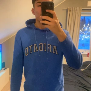 Arigato hoodie - Säljer nu min snygga arigato hoodie därav jag inte använder den. Den är i storlek M men passar även S.  Vid frågor eller funderingar så är det bara att höra av sig⭐️