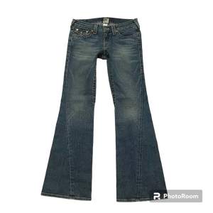 flare true religion jeans 🫣 hon i bilden är 175cm lång - mått: midja 40cm, ytterbenslängd 102cm, innerbenslängd 82cm