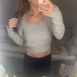 stickad tröja  - Grå tröja från ginatricot, köpt för typ 2 år sen andvänder inte