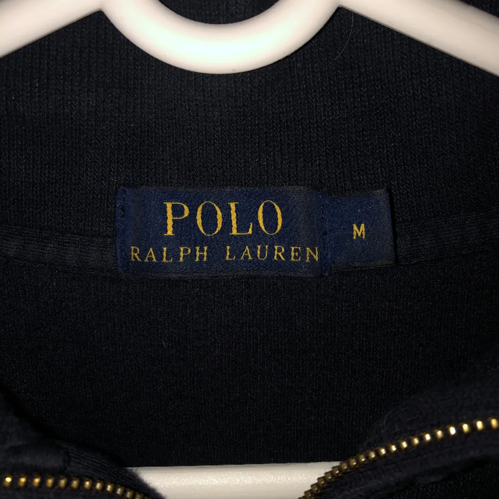 Polo Ralph Lauren Half zip. Köpt nyligen och säljer pga inte min storlek.Tröjan har inga skador.. Hoodies.