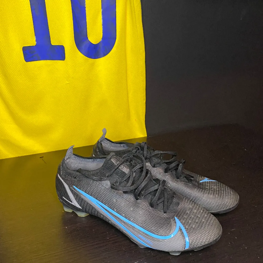 Nike mercurial strl 42,5 med rätt så slitna dobbar men övrigt rätt så bra skick pris 600kr. Skor.