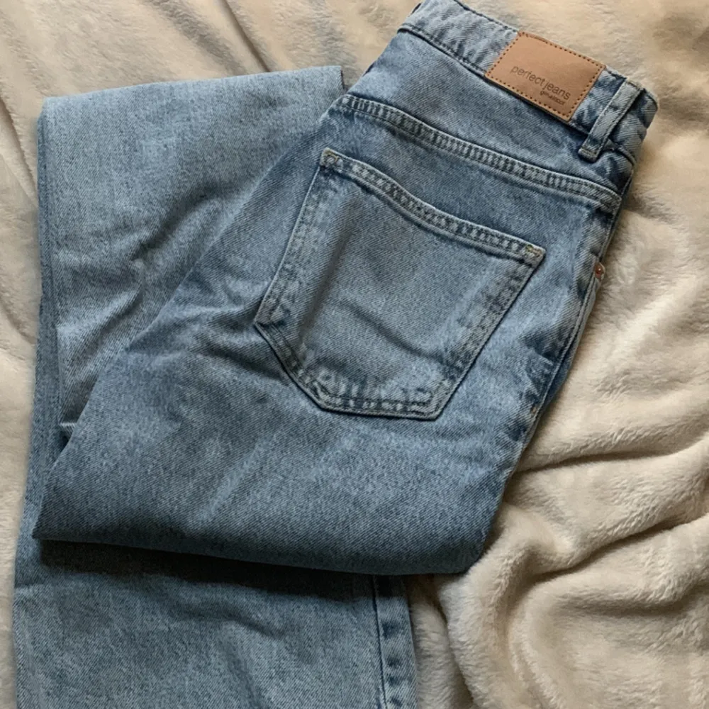 Säljer ännu ett par Full Lenght Flare Jeans från Gina Tricot! Ljusblåa med medelhögmidja 🤍Köpta för ca ett år sedan för 499kr. Säljer för jag tyvärr inte använt dem så mycket 🤍 Kontakta för frågor eller fler bilder 🤍 Säljer även mörkgråa o mörkblåa 🤍. Jeans & Byxor.
