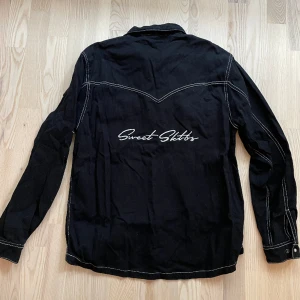 Sweet skjorta  - Sweet skjorta använd 1 gång, sen hamnat i flyttlådor. 