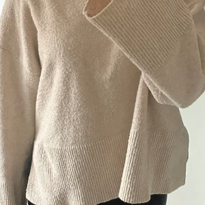 Stickad tröja  - En favorit, sjukt fin passform men kommer inte till användning längre :(