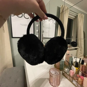 Superfina fluffiga öronmuffar!!🤌🏽💝 - Jättefina justerbara öronmuffar med mjuk päls!! Använda ca 2 gånger och tror de är köpta på Lindex!💕 passar perfekt till Sverige kalla väder och kan vara väldigt fina istället för en vanlig mössa!!❄️💕