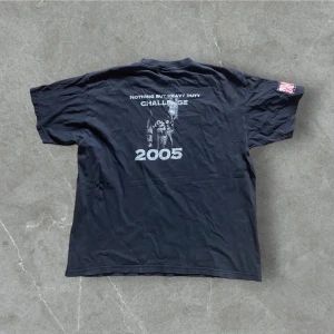 Vintage svart t-shirt med print på - Svart tisha med tryck på! Skit ball och passar snyggt till ett par baggy blå jeans. Märket är select, osäker på om motivet har någon betydelse. I begagnat skick.