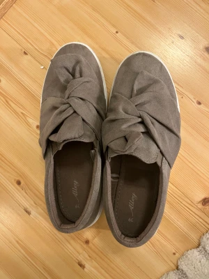 Skor - Säljer dessa fina skor perfekt nu till våren!!🤩