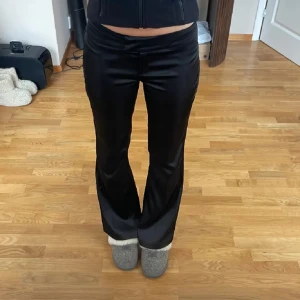 Satin kostymbyxor  - Super fina lågmidjade satin kostymbyxor från tally weijl. Midjemått 82 innerben 78❤️ 