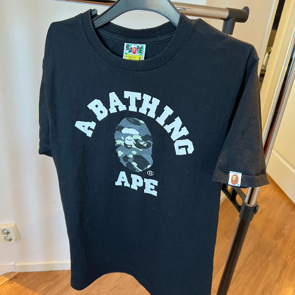 BAPE t-shirt som köptes i USA i BAPE affären och har endast testats vilket leder till det utmärka skicket! Nypris på 1200:-kr!! Hör av dig!. T-shirts.