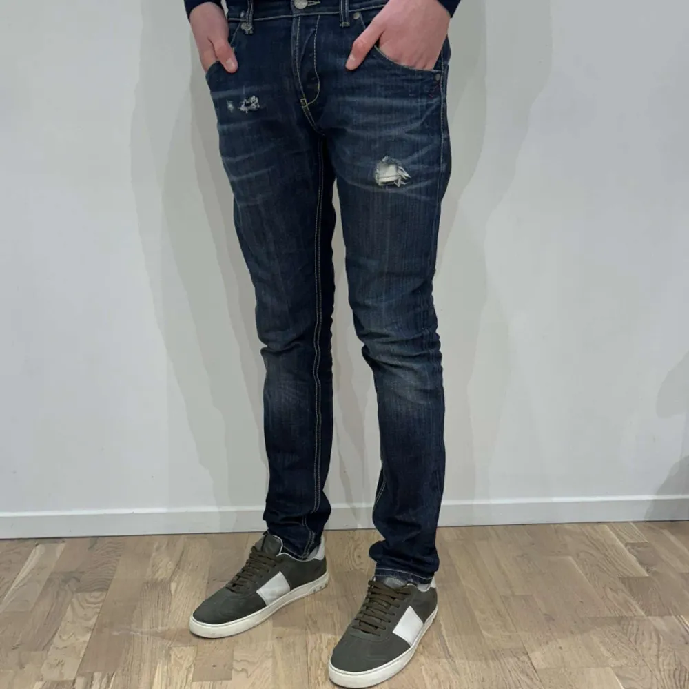 Tja Säljer ett par dondup jeans i modellen SAM | Passformen är straight/slim | modellen är 185 | Storlek 33 | Nypris 2800kr | Superfint skick | Hör gärna av er för fler bilder eller vid funderingar!🇮🇹👖. Jeans & Byxor.