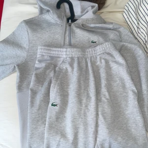 Lacoste sport traksuit  - Lacoste sport traksuit ny pris 3000 . Storlek s på byxorna . Koftan är xs men passar s . Pris tas ner vid snabbaffär 